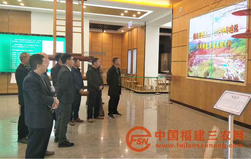 带领村两委干部外出考察学习.png