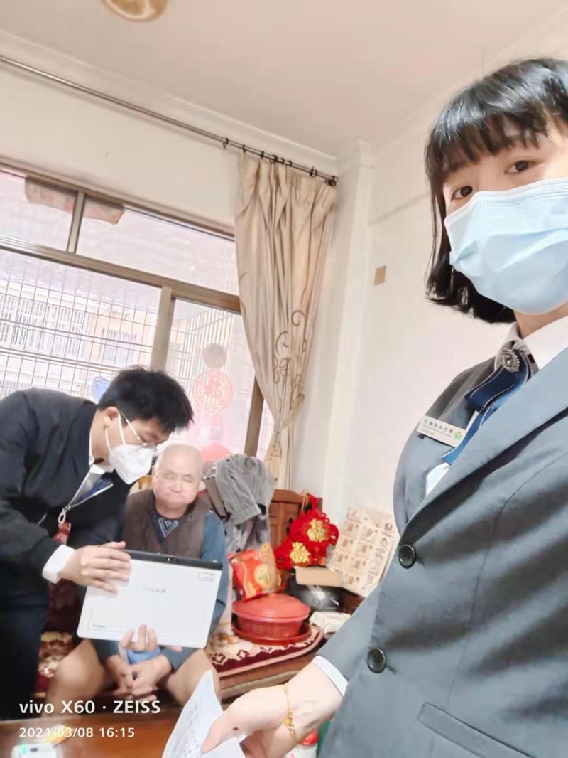 图为我行龙文支行金融助理上门为步文村林大爷办理业务_副本.jpg