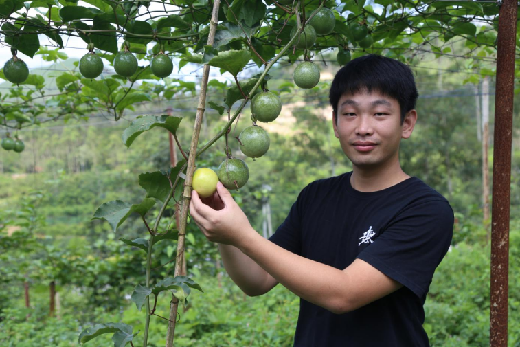 57.许巡嵘：有志青年“奇技”报桑梓（胡光华）140.png