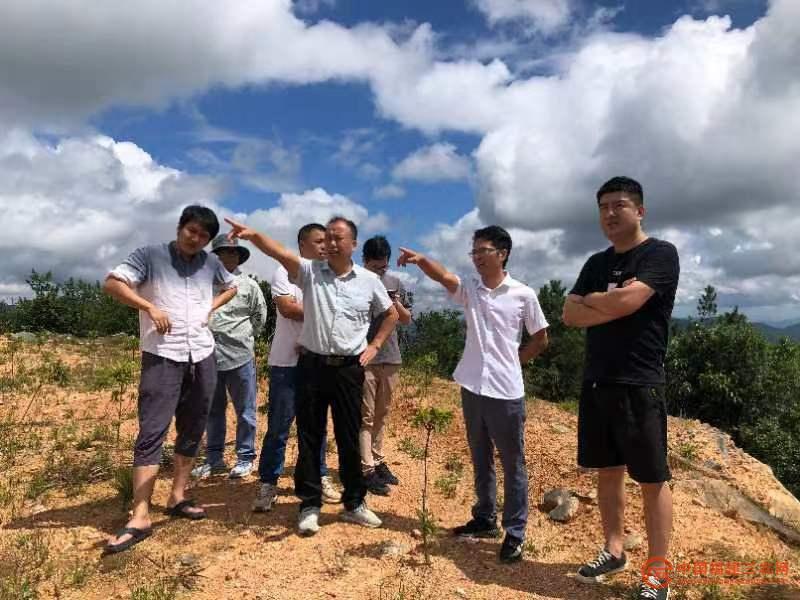 3 福建省科技特派员许国发(右二)与上莲乡党委书记黄(前排右三)在闽清上莲工地.jpg