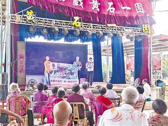 华亭镇创新打造“华亭人 一家人”宣讲团特色品牌,戏台变身“宣讲台”。(来源:湄洲日报)